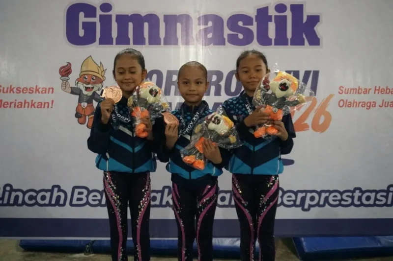 Alesha Alicia Novea bersama Tsafani Izzatunnisa dan Adiba Khanza Zahra meraih medali perunggu nomor trio disiplin aerogym. (Foto: MC Payakumbuh)