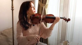 Alisa Shafira merilis Our Moments, karya solo perdana tentang kenangan, masa kecil, dan hubungan personal dengan musik. (Foto: IG @alisashaf)