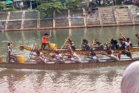 
Atlet dayung Kota Padang meraih emas nomor 1.000 meter di Porprov XVI Sumbar 2026. (Foto: Pemko Padang)
