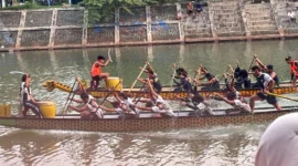 
Atlet dayung Kota Padang meraih emas nomor 1.000 meter di Porprov XVI Sumbar 2026. (Foto: Pemko Padang)
