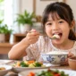 Ilustrasi anak sedang makan. (Foto: AI Generated)
