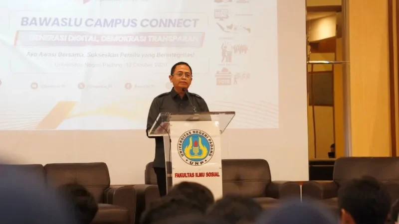 Anggota Bawaslu RI, Puadi membuka Bawaslu Campus Connect di UNP, Selasa (13/10/2026). (Foto: Bawaslu Sumbar)