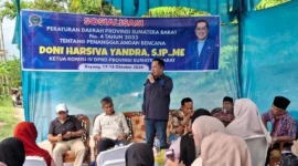 Ketua Komisi IV DPRD Sumbar, Doni Harsiva Yandra saat sosialisasi Perda Nomor 4 Tahun 2023 tentang Penanggulangan Bencana di Nagari Koto Berapak. (Foto: Ist)