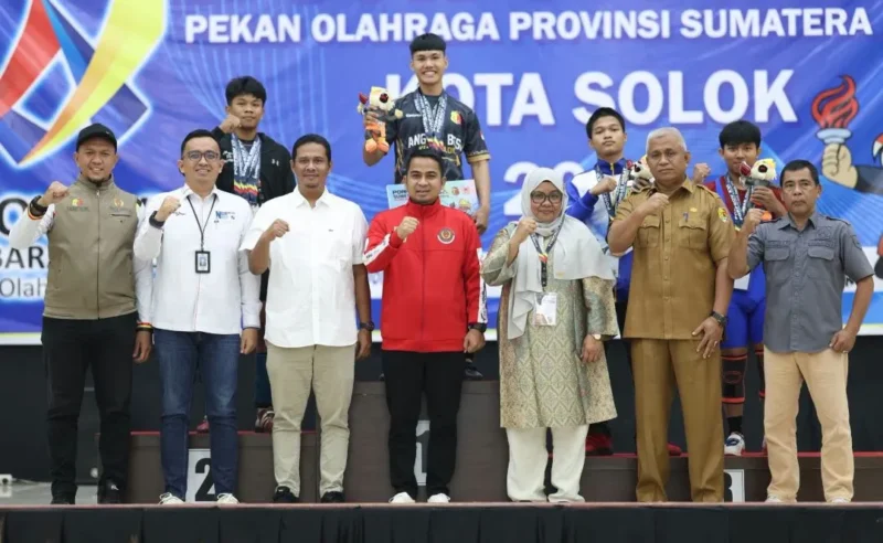 Natan Valentino menyumbang tiga medali emas untuk Kota Solok pada cabang angkat besi Porprov XVI Sumbar 2026. (Foto: Pemko Solok)