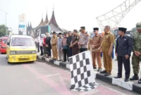 Wali Kota Bukittinggi Ramlan Nurmatias meluncurkan layanan angkutan sekolah gratis bagi pelajar di Pedestrian Jalan Sudirman, Senin (5/10/2026). (Foto: Diskominfo Bukittinggi)