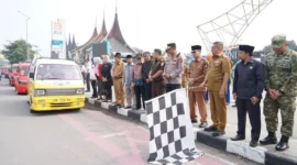 Wali Kota Bukittinggi Ramlan Nurmatias meluncurkan layanan angkutan sekolah gratis bagi pelajar di Pedestrian Jalan Sudirman, Senin (5/10/2026). (Foto: Diskominfo Bukittinggi)