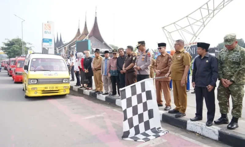 Wali Kota Bukittinggi Ramlan Nurmatias meluncurkan layanan angkutan sekolah gratis bagi pelajar di Pedestrian Jalan Sudirman, Senin (5/10/2026). (Foto: Diskominfo Bukittinggi)