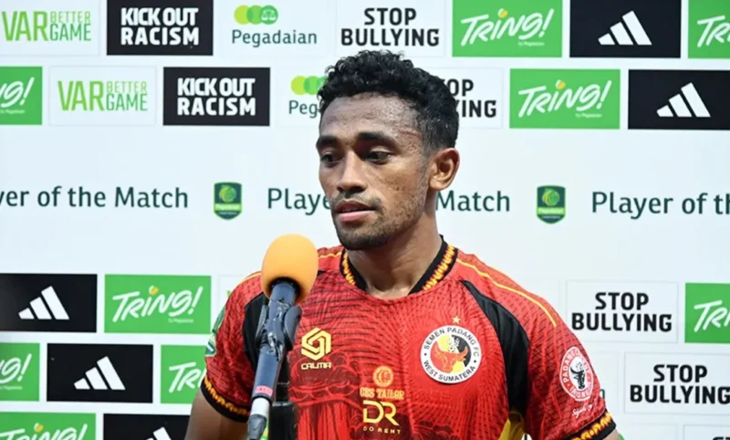 Pemain Semen Padang FC Ari Maring dinobatkan sebagai Player of the Match. (Foto: ileague.id)