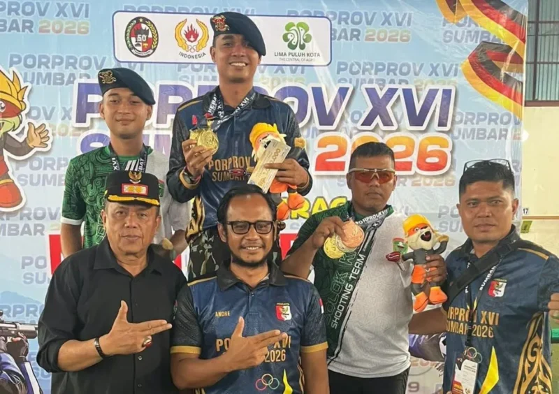 Wakil Wali Kota Payakumbuh, Elzadaswarman bersama atlet penembak usai meraih medali pada Porprov XVI Sumbar 2026. (Foto: MC Payakumbuh)