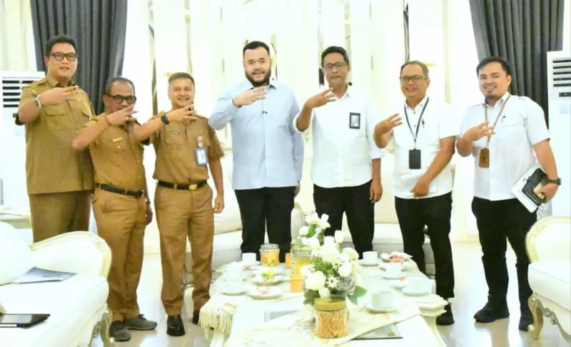 Wali Kota Padang, Fadly Amran saat menerima audiensi Kepala BP3KP Sumatera III, Iswanto beserta jajaran di Kediaman Resmi Wali Kota, Senin (26/10/2026). (Foto: Pemko Padang)