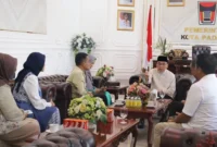 Wakil Wali Kota Padang Maigus Nasir menerima audiensi Ketua LAN Sumbar Firman Sikumbang di ruang kerjanya, Balai Kota Aie Pacah, Jumat (30/10/2026). (Foto: Pemko Padang)