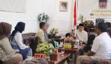 Wakil Wali Kota Padang Maigus Nasir menerima audiensi Ketua LAN Sumbar Firman Sikumbang di ruang kerjanya, Balai Kota Aie Pacah, Jumat (30/10/2026). (Foto: Pemko Padang)