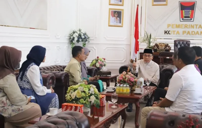 Wakil Wali Kota Padang Maigus Nasir menerima audiensi Ketua LAN Sumbar Firman Sikumbang di ruang kerjanya, Balai Kota Aie Pacah, Jumat (30/10/2026). (Foto: Pemko Padang)