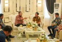 Kota Padang Fadly Amran menerima audiensi GM PT Pelindo Regional 2 Teluk Bayur Ferrial Dunan Sidabutar di Ruang VIP Rumah Dinas Wali Kota, Kamis (8/10/2026). (Foto: Pemko Padang)