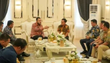 Kota Padang Fadly Amran menerima audiensi GM PT Pelindo Regional 2 Teluk Bayur Ferrial Dunan Sidabutar di Ruang VIP Rumah Dinas Wali Kota, Kamis (8/10/2026). (Foto: Pemko Padang)