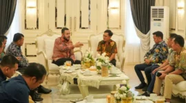 Kota Padang Fadly Amran menerima audiensi GM PT Pelindo Regional 2 Teluk Bayur Ferrial Dunan Sidabutar di Ruang VIP Rumah Dinas Wali Kota, Kamis (8/10/2026). (Foto: Pemko Padang)