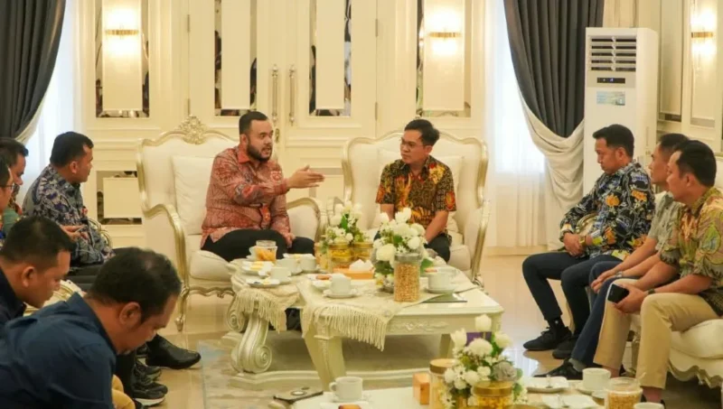 Kota Padang Fadly Amran menerima audiensi GM PT Pelindo Regional 2 Teluk Bayur Ferrial Dunan Sidabutar di Ruang VIP Rumah Dinas Wali Kota, Kamis (8/10/2026). (Foto: Pemko Padang)