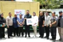 Wali Kota Padang Fadly Amran menerima bantuan kemanusiaan dari PT BNI Wilayah 02 untuk membantu masyarakat terdampak bencana banjir di Kota Padang. (Foto: Pemko Padang)