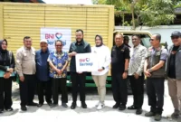 Wali Kota Padang Fadly Amran menerima bantuan kemanusiaan dari PT BNI Wilayah 02 untuk membantu masyarakat terdampak bencana banjir di Kota Padang. (Foto: Pemko Padang)