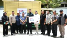 Wali Kota Padang Fadly Amran menerima bantuan kemanusiaan dari PT BNI Wilayah 02 untuk membantu masyarakat terdampak bencana banjir di Kota Padang. (Foto: Pemko Padang)