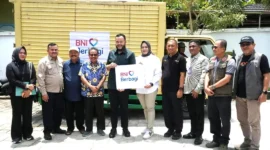 Wali Kota Padang Fadly Amran menerima bantuan kemanusiaan dari PT BNI Wilayah 02 untuk membantu masyarakat terdampak bencana banjir di Kota Padang. (Foto: Pemko Padang)