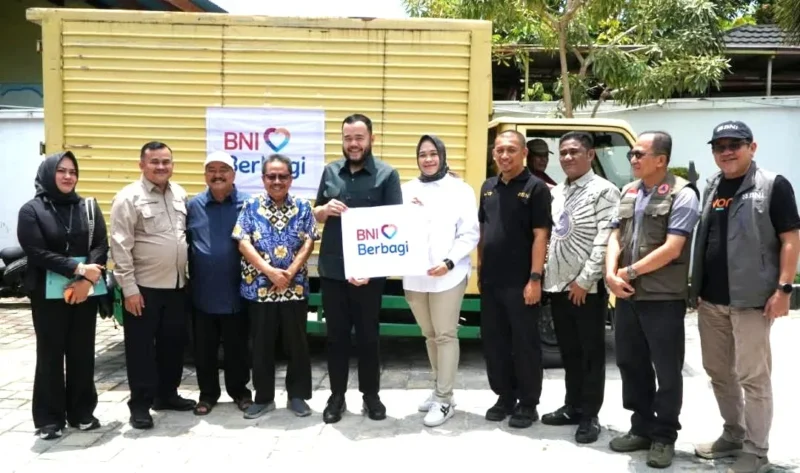 Wali Kota Padang Fadly Amran menerima bantuan kemanusiaan dari PT BNI Wilayah 02 untuk membantu masyarakat terdampak bencana banjir di Kota Padang. (Foto: Pemko Padang)