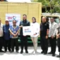 Wali Kota Padang Fadly Amran menerima bantuan kemanusiaan dari PT BNI Wilayah 02 untuk membantu masyarakat terdampak bencana banjir di Kota Padang. (Foto: Pemko Padang)