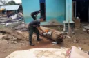 TRC PB BPBD Padang membersihkan material banjir di Kampung Apa, Kelurahan Koto Panjang Ikur Koto, Kecamatan Koto Tangah, Selasa (13/10/2026). (Foto: BPBD Padang)