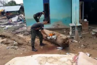 TRC PB BPBD Padang membersihkan material banjir di Kampung Apa, Kelurahan Koto Panjang Ikur Koto, Kecamatan Koto Tangah, Selasa (13/10/2026). (Foto: BPBD Padang)