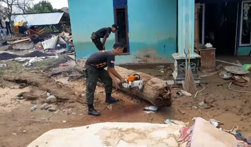 TRC PB BPBD Padang membersihkan material banjir di Kampung Apa, Kelurahan Koto Panjang Ikur Koto, Kecamatan Koto Tangah, Selasa (13/10/2026). (Foto: BPBD Padang)