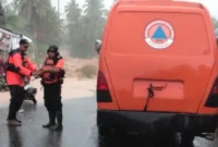 BPBD Padang menerjunkan personel untuk mengevakuasi warga terdampak banjir di Kampung Apa, Kelurahan Koto Panjang Ikua Koto, Kecamatan Koto Tangah. (Foto: Pemko Padang)