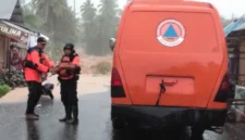 BPBD Padang menerjunkan personel untuk mengevakuasi warga terdampak banjir di Kampung Apa, Kelurahan Koto Panjang Ikua Koto, Kecamatan Koto Tangah. (Foto: Pemko Padang)