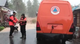 BPBD Padang menerjunkan personel untuk mengevakuasi warga terdampak banjir di Kampung Apa, Kelurahan Koto Panjang Ikua Koto, Kecamatan Koto Tangah. (Foto: Pemko Padang)