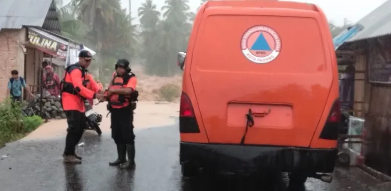 BPBD Padang menerjunkan personel untuk mengevakuasi warga terdampak banjir di Kampung Apa, Kelurahan Koto Panjang Ikua Koto, Kecamatan Koto Tangah. (Foto: Pemko Padang)