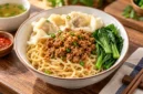 Ilustrasi bakmi ayam. (Foto: AI Generated)
