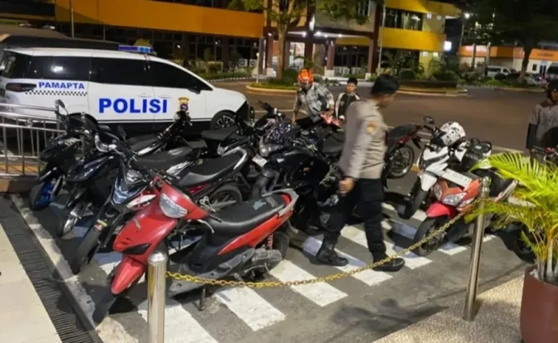 Timsus Charlie Polresta Padang mengamankan sepeda motor berknalpot brong di Mapolresta Padang, Minggu (4/10/2026). (Foto: Polresta Padang)