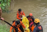 Tim SAR gabungan mengevakuasi jasad Muhammad Ilmi yang hilang tiga hari di Padang Pariaman, Sabtu (24/10/2026). (Foto: Kantor SAR Padang)