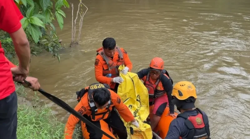 Tim SAR gabungan mengevakuasi jasad Muhammad Ilmi yang hilang tiga hari di Padang Pariaman, Sabtu (24/10/2026). (Foto: Kantor SAR Padang)