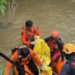 Tim SAR gabungan mengevakuasi jasad Muhammad Ilmi yang hilang tiga hari di Padang Pariaman, Sabtu (24/10/2026). (Foto: Kantor SAR Padang)