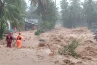 BPBD Padang menerjunkan personel untuk mengevakuasi warga terdampak banjir. (Foto: Pemko Padang)