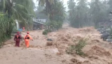 BPBD Padang menerjunkan personel untuk mengevakuasi warga terdampak banjir. (Foto: Pemko Padang)