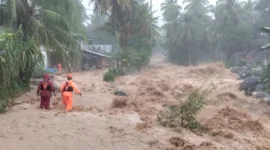 BPBD Padang menerjunkan personel untuk mengevakuasi warga terdampak banjir. (Foto: Pemko Padang)
