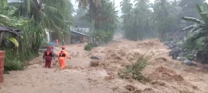 BPBD Padang menerjunkan personel untuk mengevakuasi warga terdampak banjir. (Foto: Pemko Padang)
