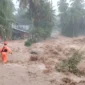 BPBD Padang menerjunkan personel untuk mengevakuasi warga terdampak banjir. (Foto: Pemko Padang)