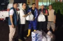 Bank Nagari menyalurkan 400 bungkus nasi untuk membantu warga terdampak banjir di Koto Tangah dan Kuranji, Kota Padang. (Foto: Pemko Padang)