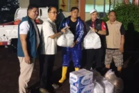Bank Nagari menyalurkan 400 bungkus nasi untuk membantu warga terdampak banjir di Koto Tangah dan Kuranji, Kota Padang. (Foto: Pemko Padang)