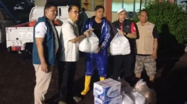 Bank Nagari menyalurkan 400 bungkus nasi untuk membantu warga terdampak banjir di Koto Tangah dan Kuranji, Kota Padang. (Foto: Pemko Padang)