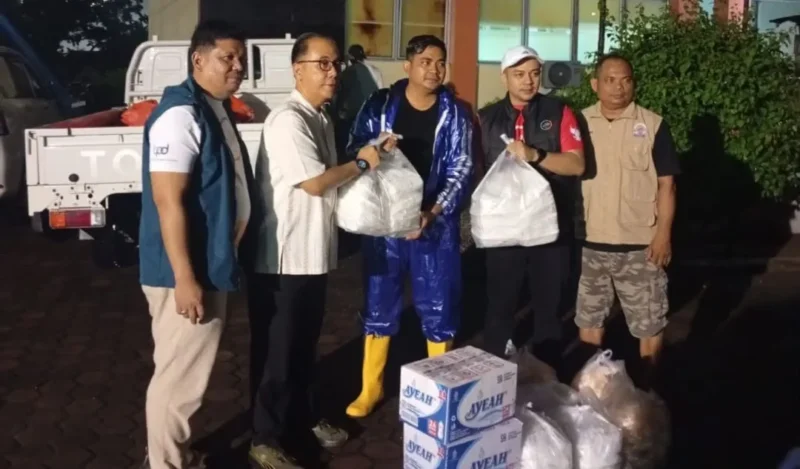 Bank Nagari menyalurkan 400 bungkus nasi untuk membantu warga terdampak banjir di Koto Tangah dan Kuranji, Kota Padang. (Foto: Pemko Padang)