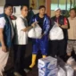 Bank Nagari menyalurkan 400 bungkus nasi untuk membantu warga terdampak banjir di Koto Tangah dan Kuranji, Kota Padang. (Foto: Pemko Padang)