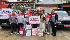 Pertamina menyalurkan bantuan logistik untuk meringankan beban warga terdampak banjir di Kota Padang. (Foto: Pemko Padang)
